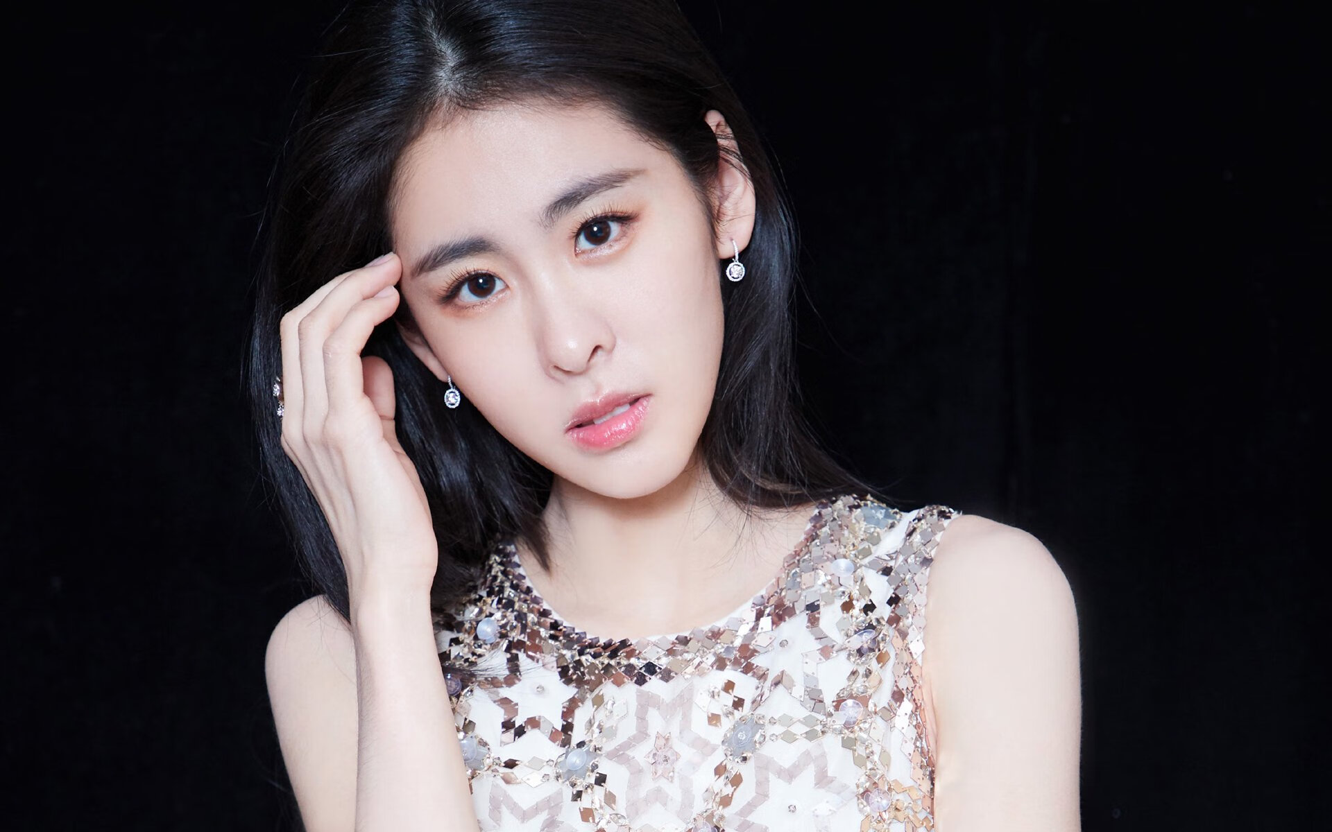 格林伍德凭借强大的防守覆盖能力，为袋鼠队抵挡对方攻势，格林伍德球员