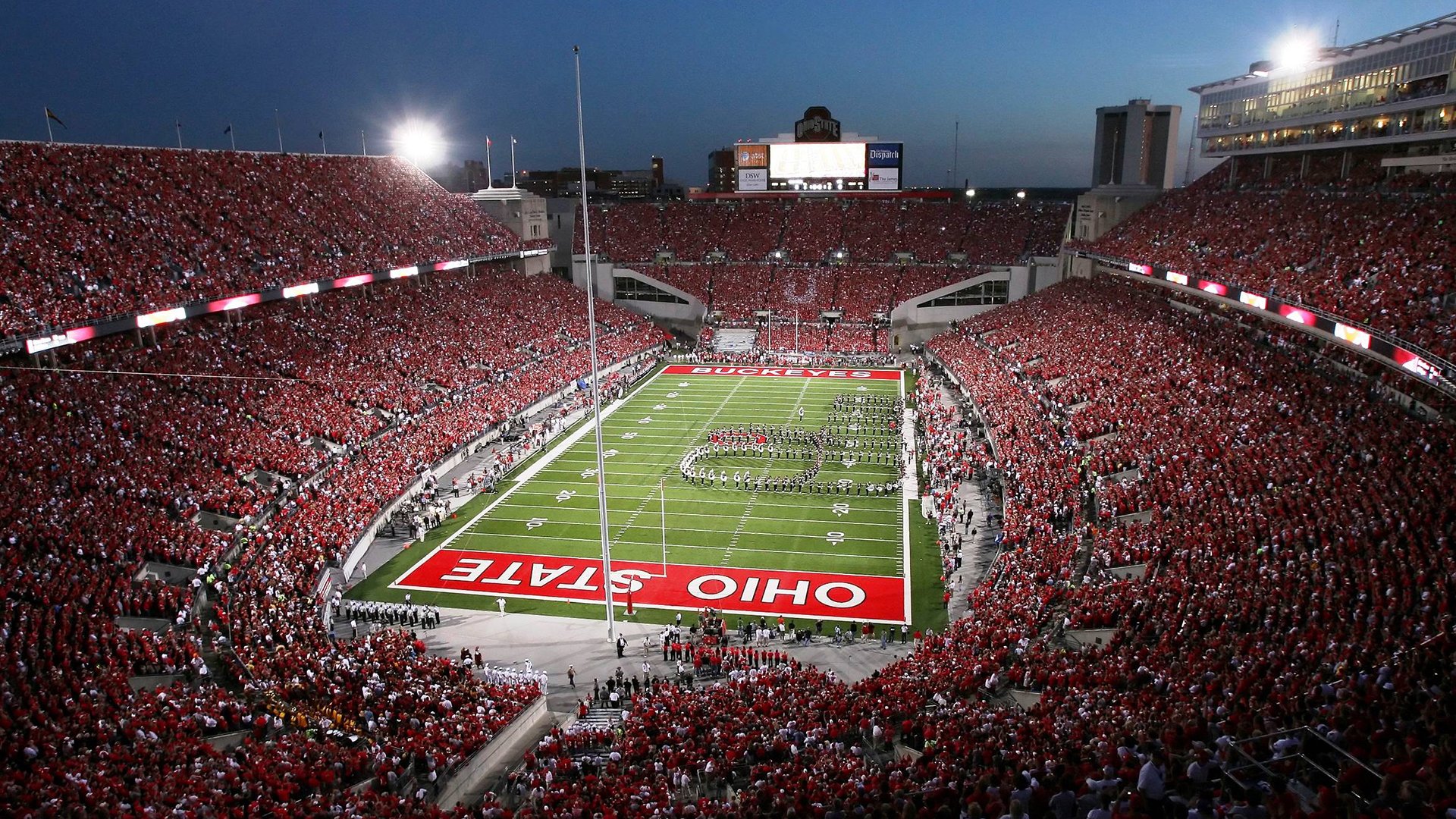 开云体育网页版入口-高空空中飞人特技表演，极限动作惊艳全场，这空中飞人的特技十分惊险,看得观众瞠目结舌